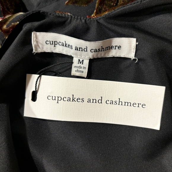 NWT Jovelyn Top in Black Cupcakes & Cashmere Cold Shoulder Velvet Sz M - Picture 5 of 7